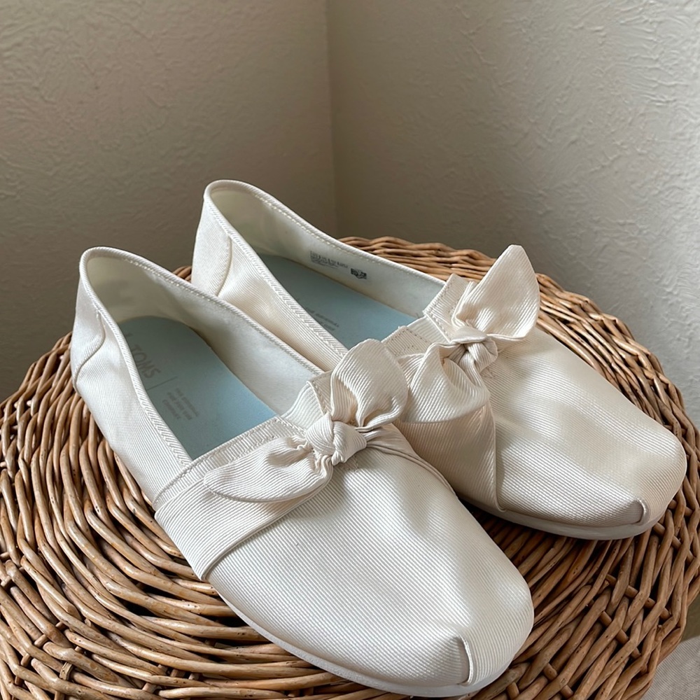 TOMS beautiful ivory bow slip on loafer